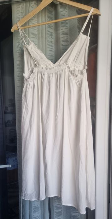 Vând rochie albă de plajă