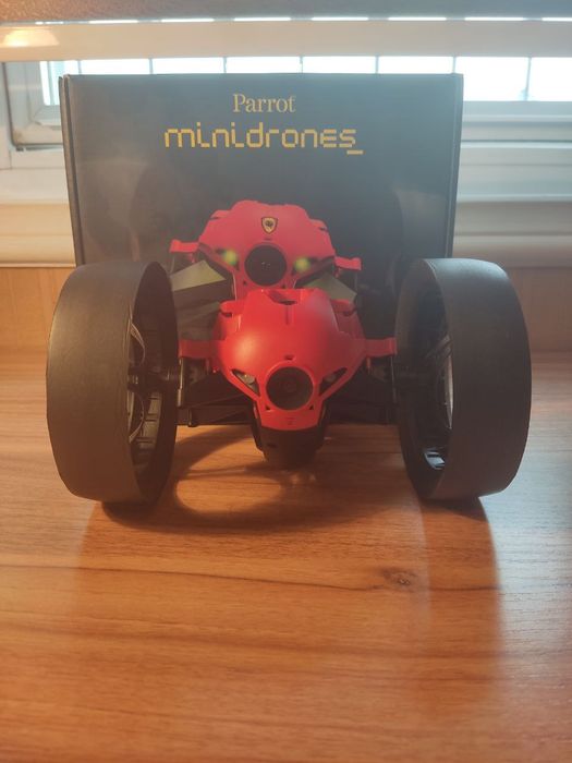 квадракоптер на колесах