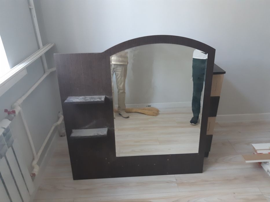 Столик постельный, тумбочки зеркало