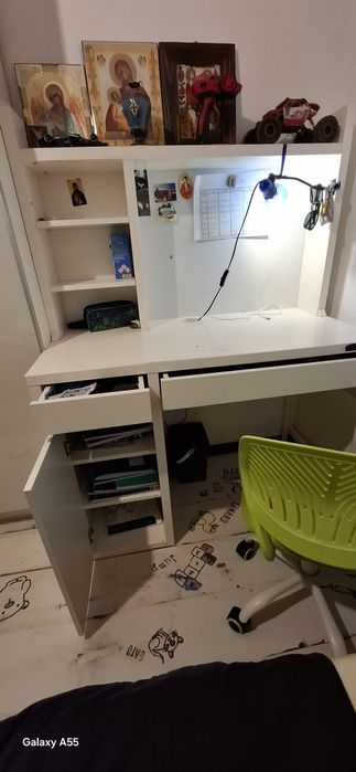 Vand birouri copii + scaune + biblioteca + covor