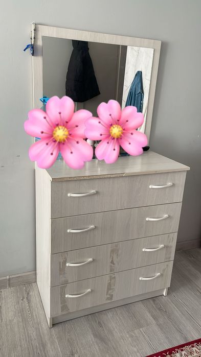 диван и крават и тумбочка