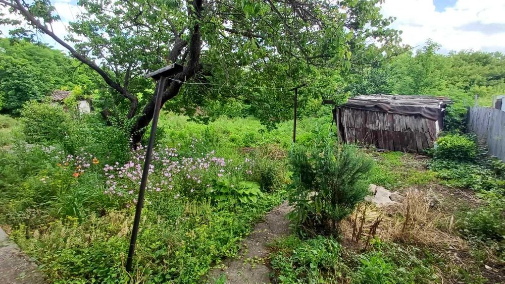 Продавам двор 1600 кв.м със стара къща, близо до Хуманитарна гимназия, гр Добрич