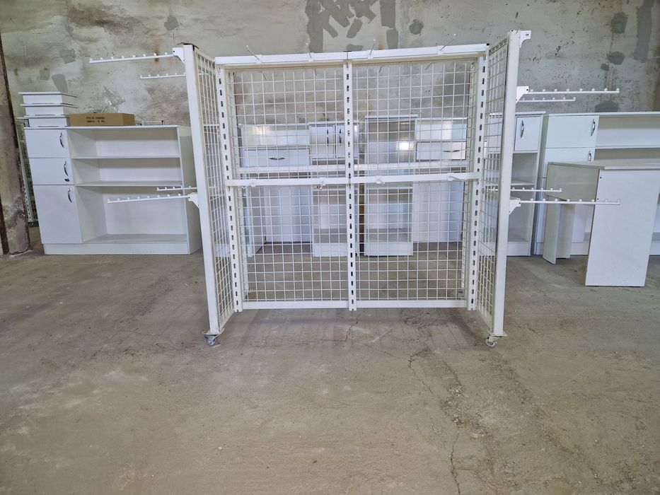 витрины, островки, стойки для одежды