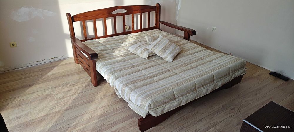 Италиански разтегателен диван от масивно дърво.