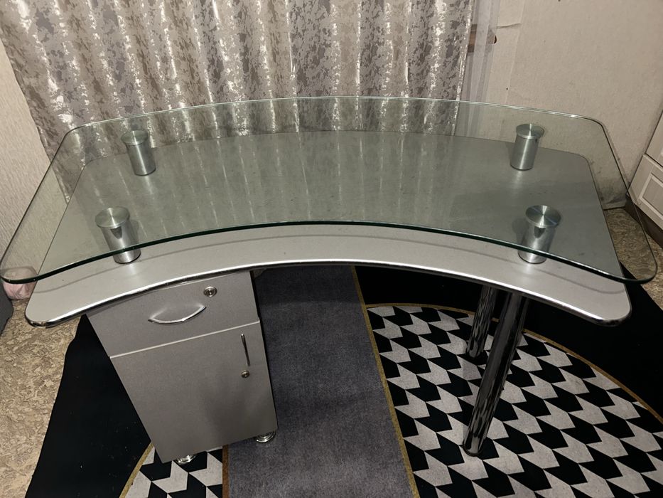 Стеклянный стол!