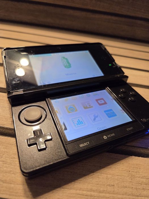 Consola Gaming de colectie Nintendo 3DS Original complet funcțional în stare foarte bună atât estetic cât și tehnic
