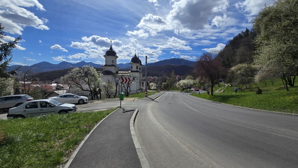 Vând casa singur in curte pozitie centrala / însorită
