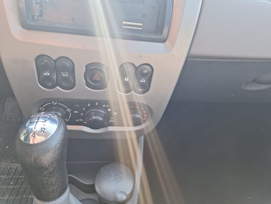 Vând Logan 1.4benzina