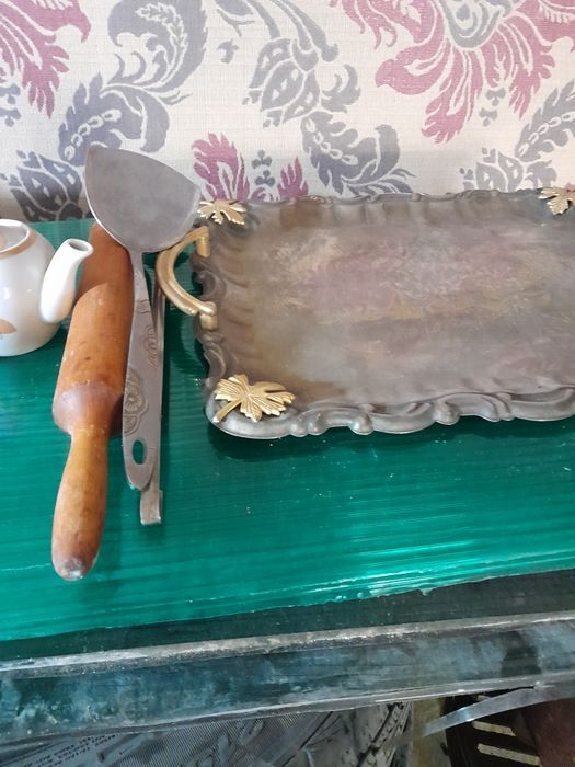 Сковародки большая и маленькая поднос мехиоровый большой каталка