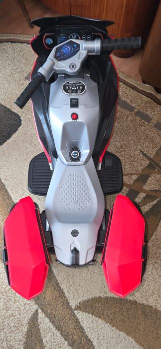 Motor electric pe acumulator copii