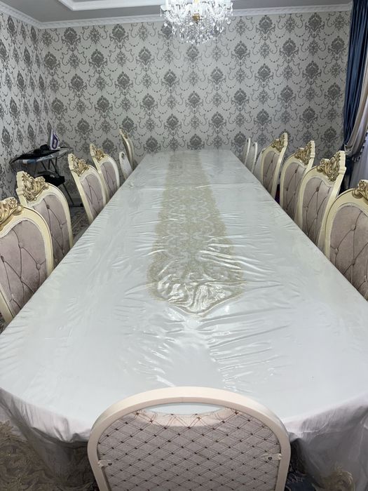 стол 5 метров в идеальном состоянии.