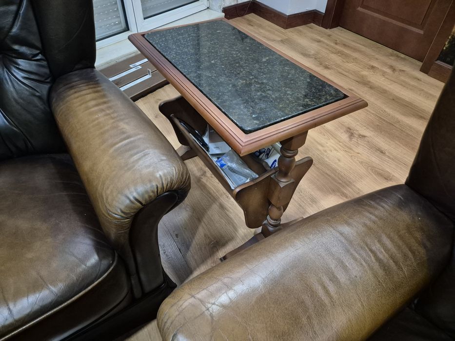 Честърфийлд от естествена кожа с маса за хол