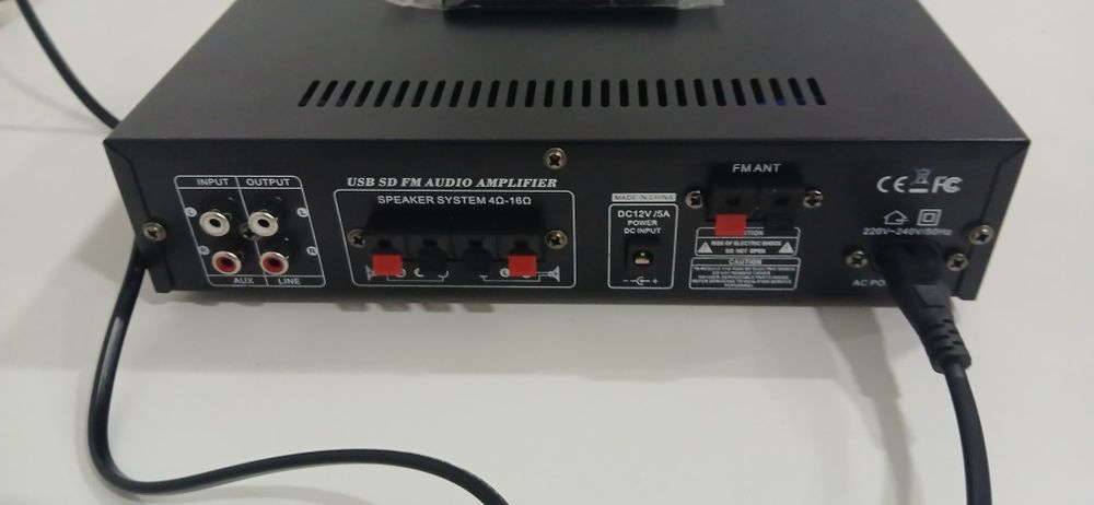 Amplificator Hi-Fi Bluetooth 5.0 cu radio FM și intrare USB – Portabil