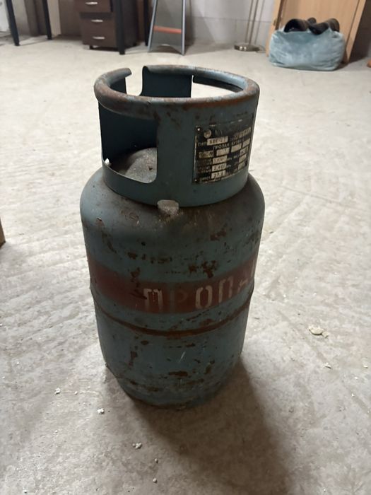 Газова бутилки и две малки