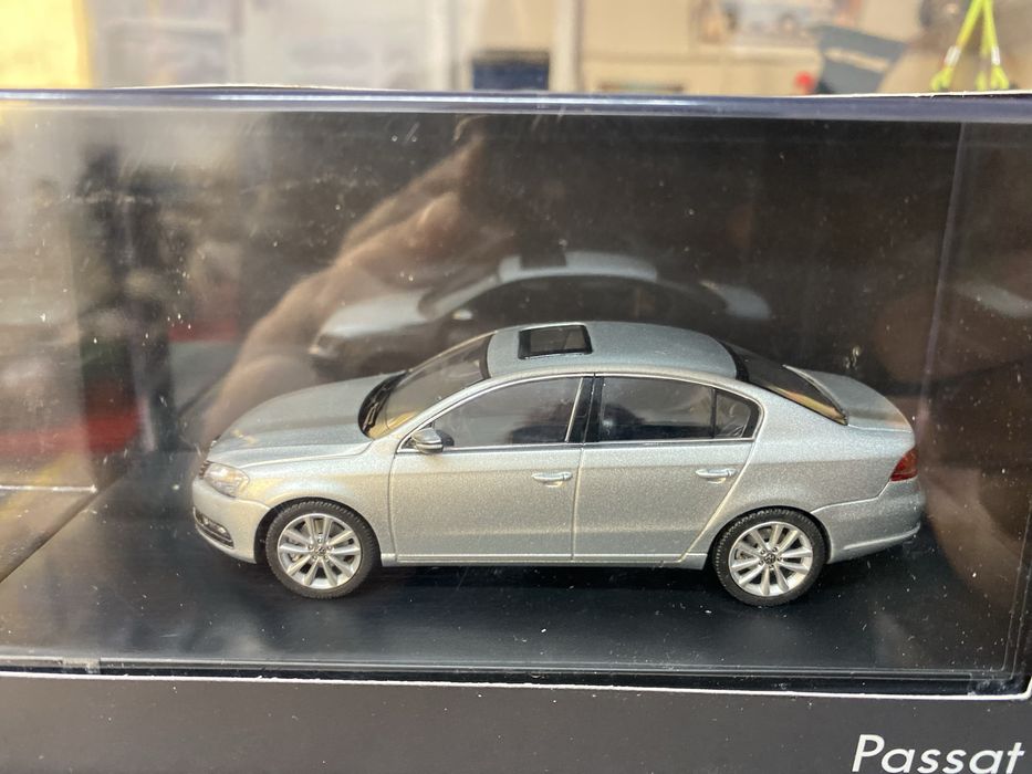 VOLKSWAGEN  PASSAT machetă auto scara 1:43 (11cm) Dealer Edition