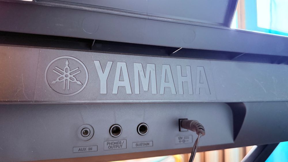 Синтезатор Yamaha PSR-E273 со стойкой