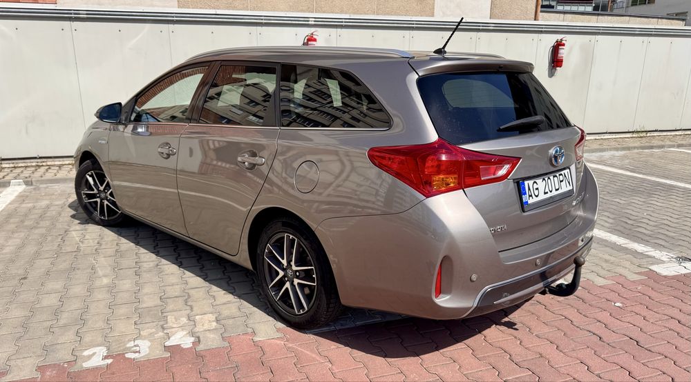 Vand Toyota Auris Hybrid Istoric complet
