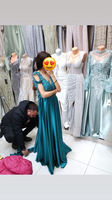 Продавам бални рокли