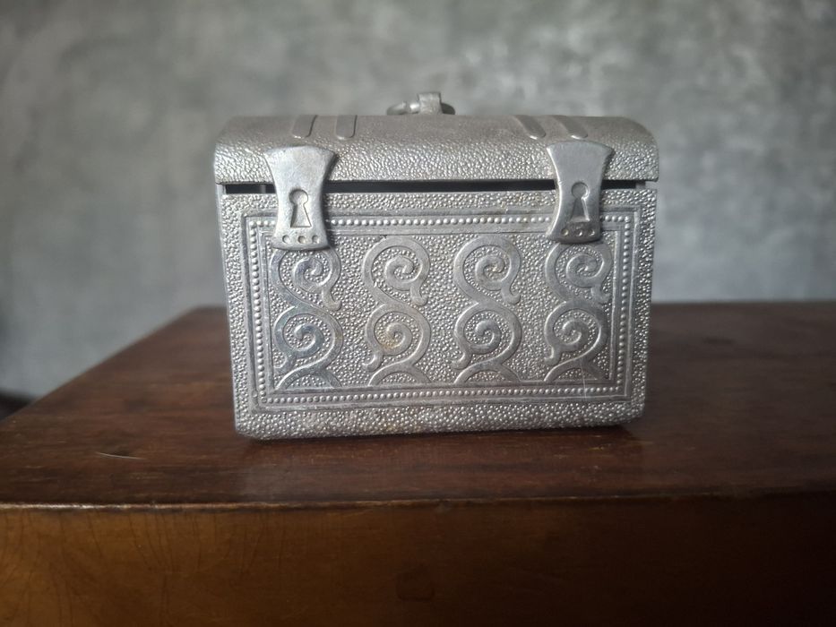 Продам часы янтарь и проигрыватели