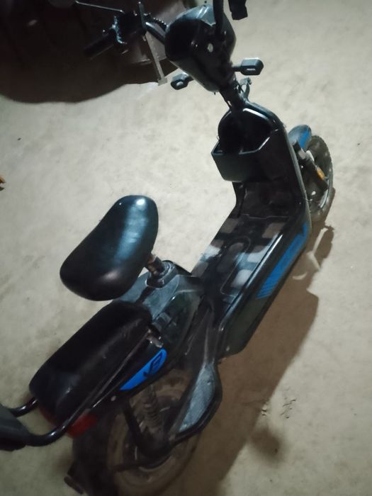 Skuter elektroniy