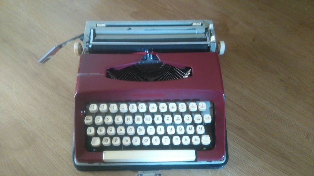 Пишеща машина с куфар - бордо, кирилица