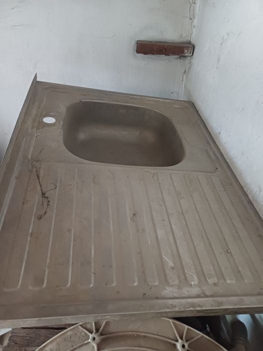 Кухонная мойка вся целая