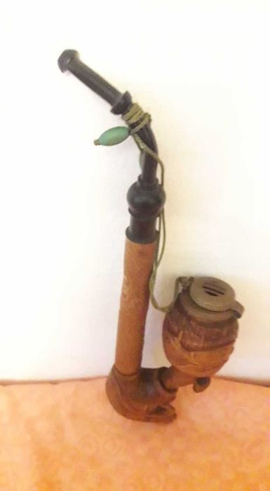Pipa din lemn sculptata