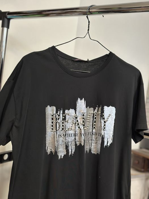 Тениска с радвижен акцент