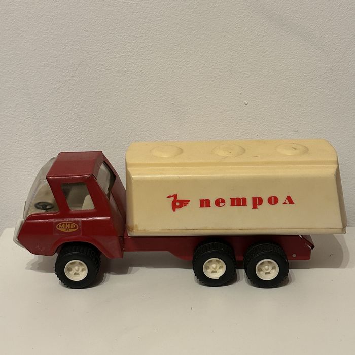 Камион Цистерна Петрол Мир