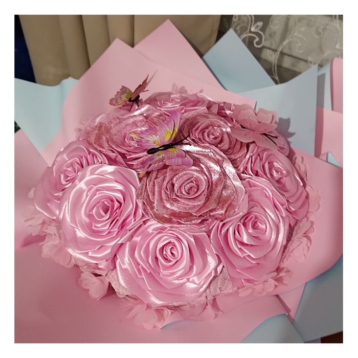 Realizez buchete trandafiri satin