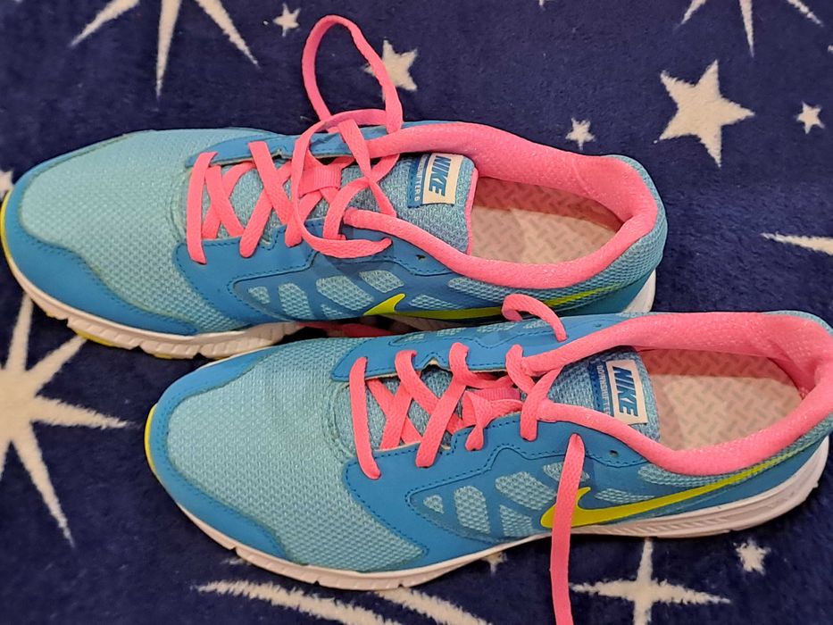 Adidasi Nike originali, noi, cu eticheta, 38,5, reducere pt 2 perechi