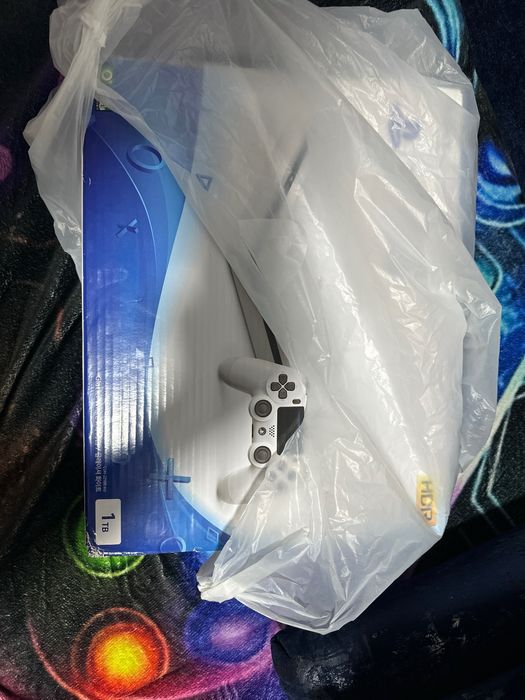 Playstation4 slim pro 1TB игры на борту 15-20 шт оригинал гарантия 1 г