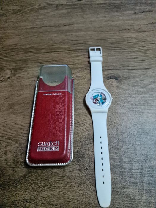 Swatch alb si gri/negru