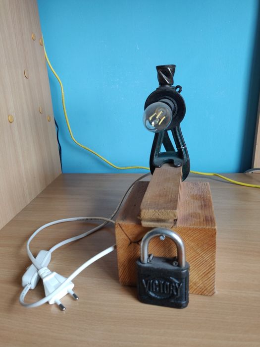 Aplica de perete din lemn de tei și veioza rustică