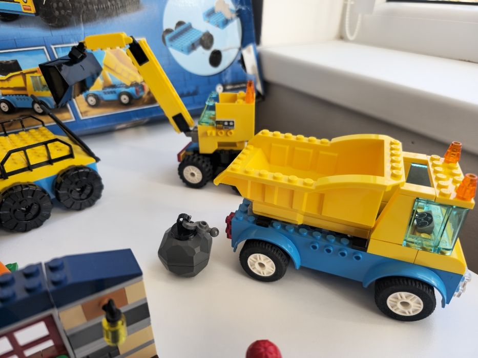 LEGO® City 4+ - Camioane de constructie si macara cu bila pentru demolari 60391, 235 piese