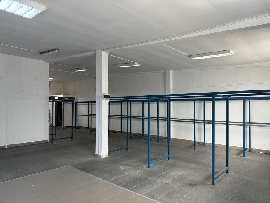 Vând spațiu comercial