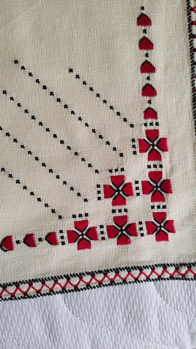 Жълта покривка с ръчна бродерия 67/67 см