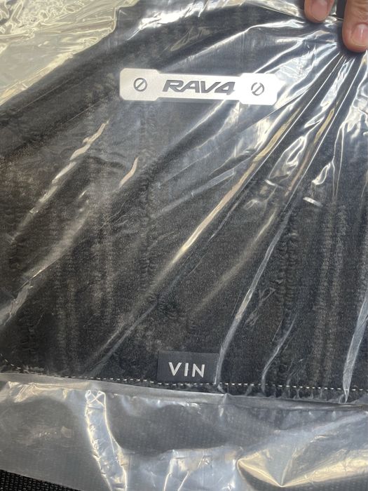 Продам коврики Toyota RAV4 оригинал