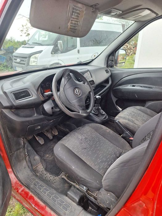 Mașina Opel combo