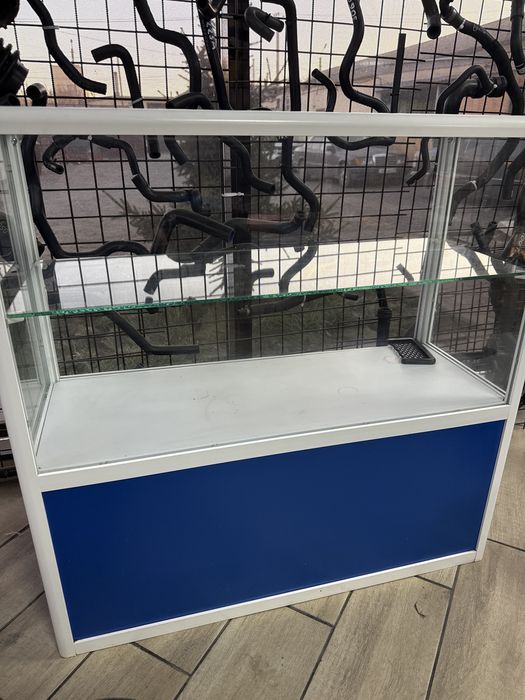 Продам заводскую витрину .
