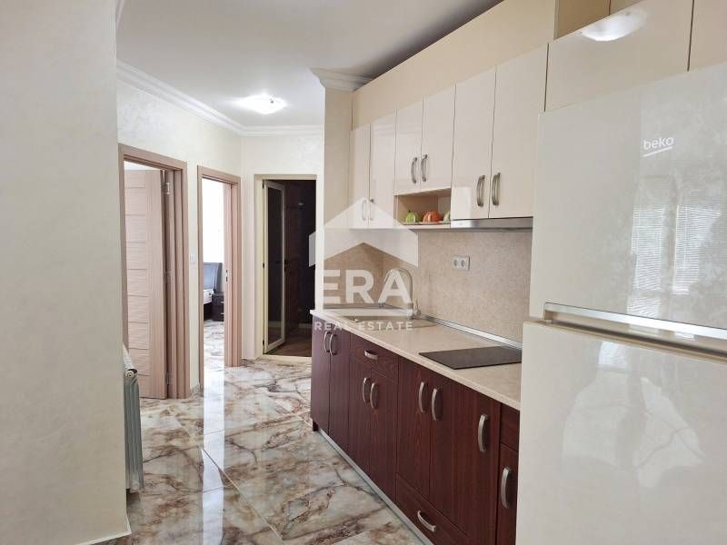 Обзаведен двуспален апартамент в стария град, на 200 м от морето