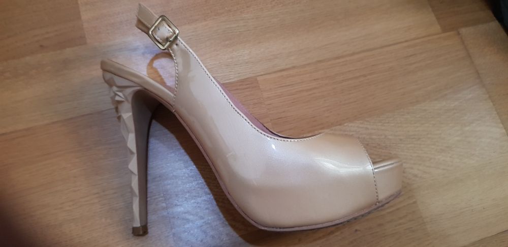 Продам босоножки лаковые