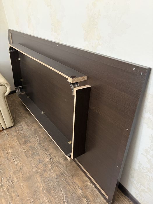 Продается 2 крепких разборных стола.