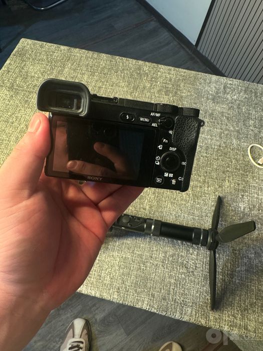 Sony a6500 kamera stabilizatro zhyun + bustr sotiladi