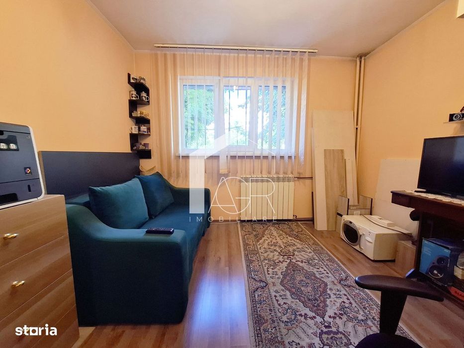 Apartament cu 3 camere, decomandat, zona Vest