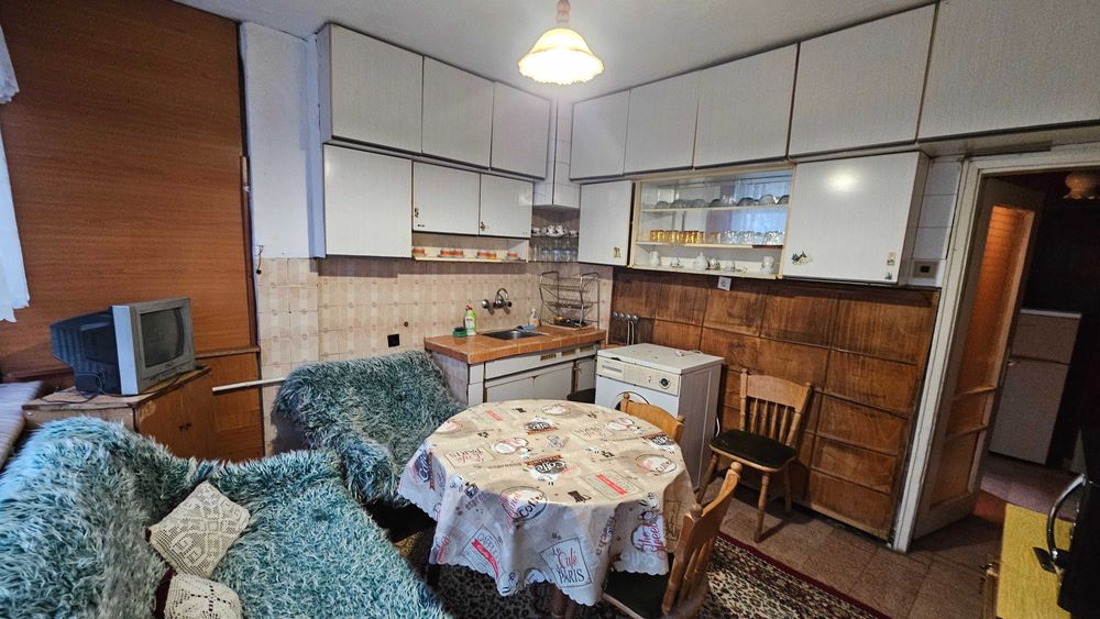 Дава се под наем Двустаен апартамент в с. Горна Митрополия, Област Плевен - 67 кв.м за 204 € - Снимка #1