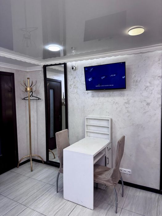 Сдаю стол для мастера маникюра