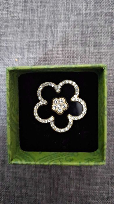 Дамска брошка цвете с камъни