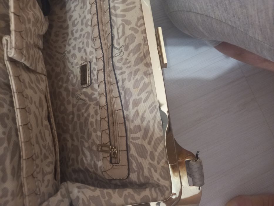 Нова чанта  GUESS