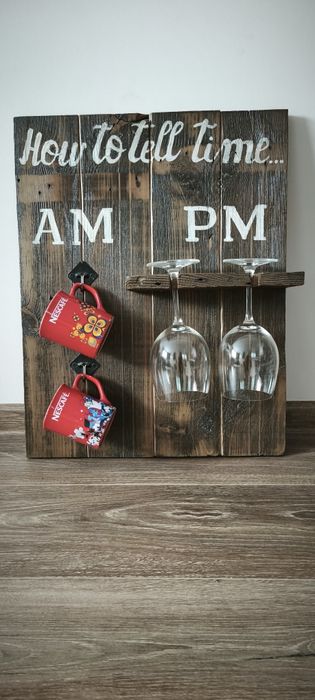 Дървена стойка за чаши кафе и чаши вино